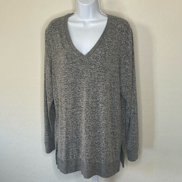 Lucky Brand Tops - No.066 Lucky Brand Heathered Grey V-Neck Long Sleeve Sweater - Size Medium